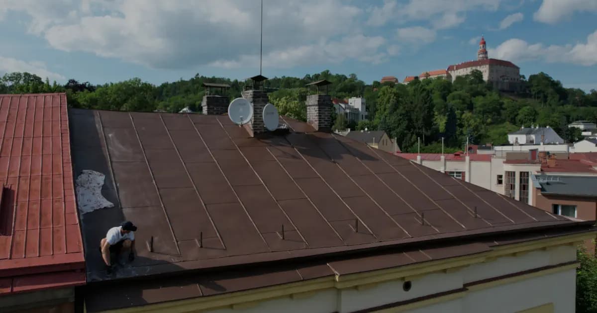 Vyčištěná střecha rodinného domu po profesionálním vysokotlakém čištění