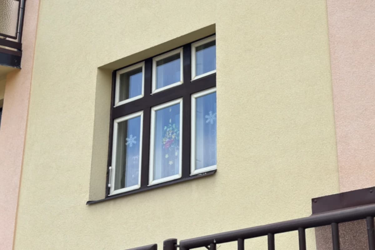 Fasáda po vysokotlakém čištění a impregnaci - bílá a čistá bez plísní