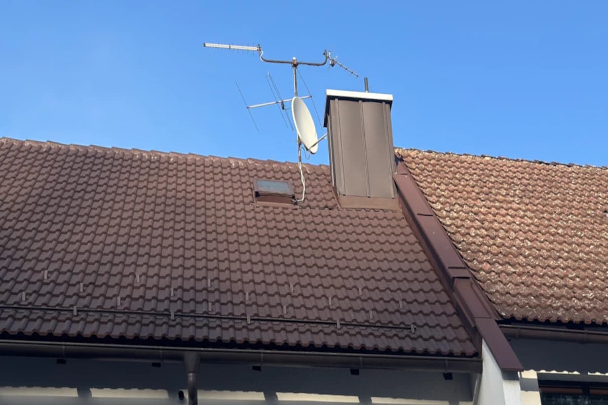 Stejná střecha po profesionálním čištění vysokotlakem - bez mechu, čistá krytina